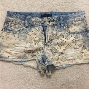 Boho patterned jean shorts